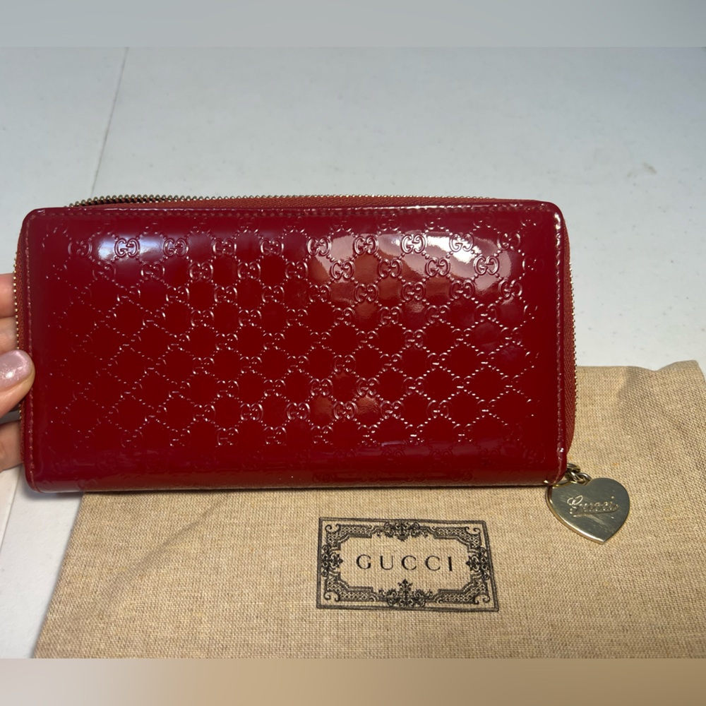[Gucci] Glossy Red Embossed Wallet w/CoA and dust bag